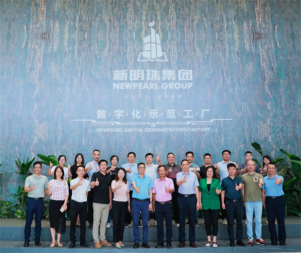 佛山市工信局副局長鐘端章一行蒞臨新明珠數(shù)字化示范工廠參觀考察